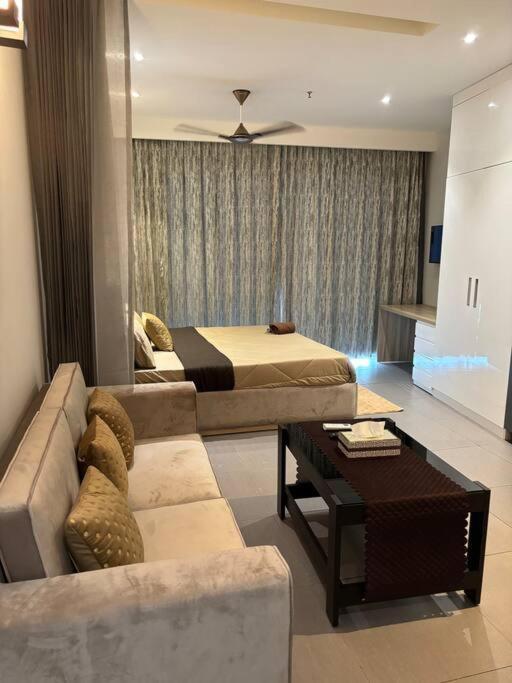 Countryside Luxury Suites - Supernova Noida New Delhi Eksteriør billede