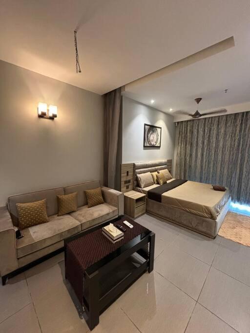 Countryside Luxury Suites - Supernova Noida New Delhi Eksteriør billede