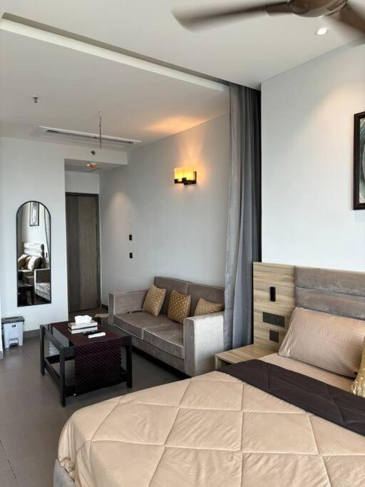 Countryside Luxury Suites - Supernova Noida New Delhi Eksteriør billede