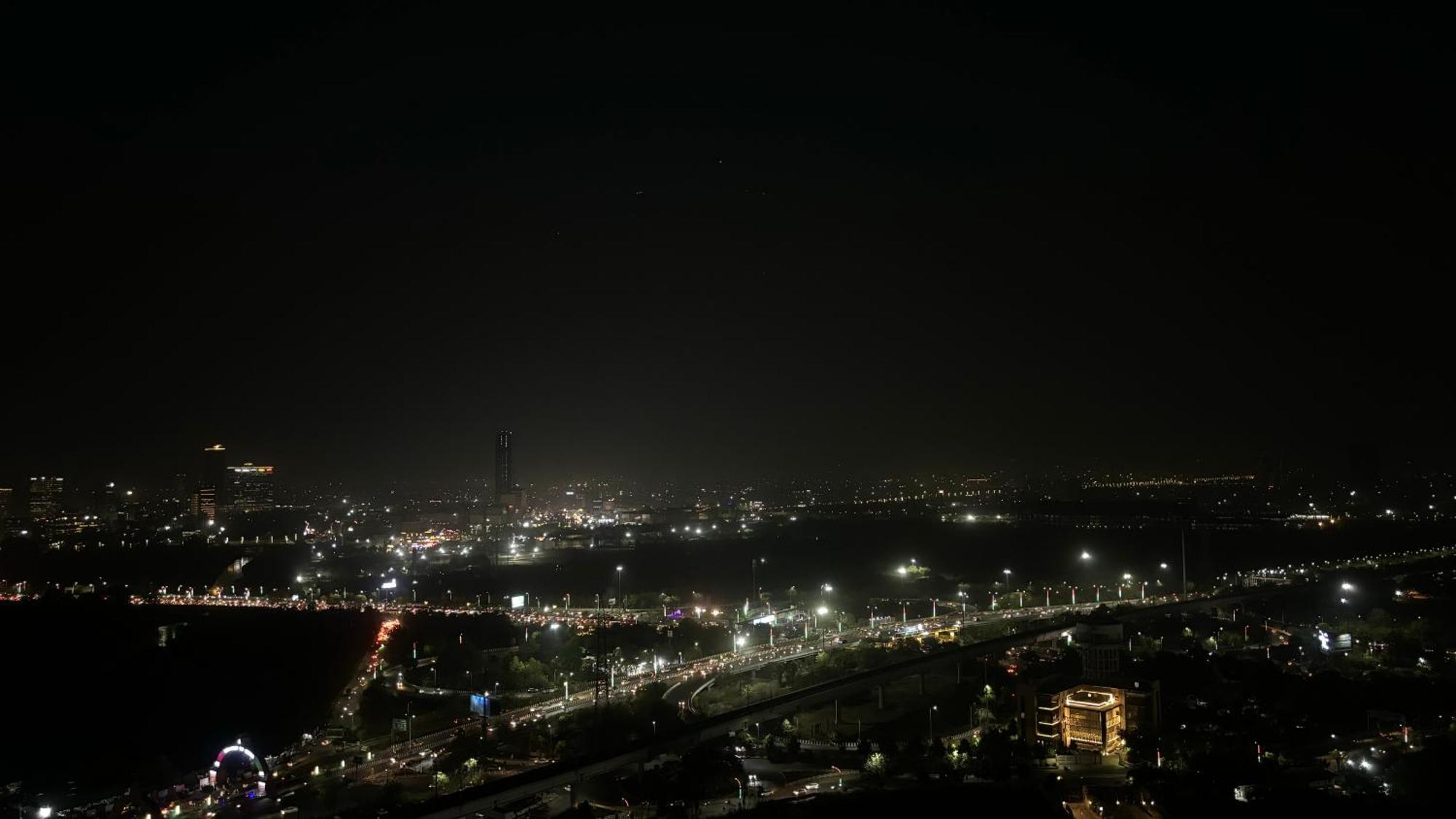 Countryside Luxury Suites - Supernova Noida New Delhi Eksteriør billede