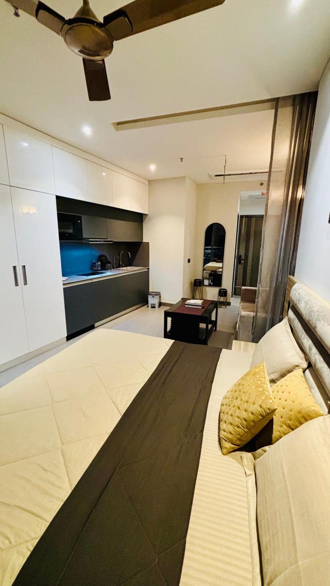Countryside Luxury Suites - Supernova Noida New Delhi Eksteriør billede
